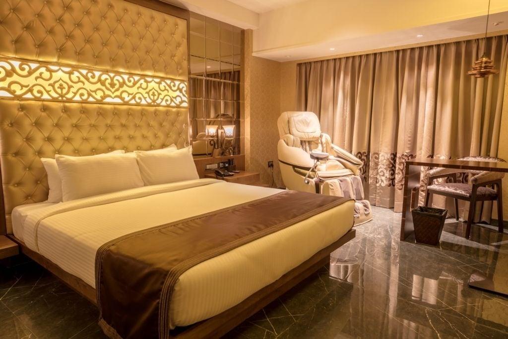 Hotel Peninsula Redpine Мумбай Екстериор снимка