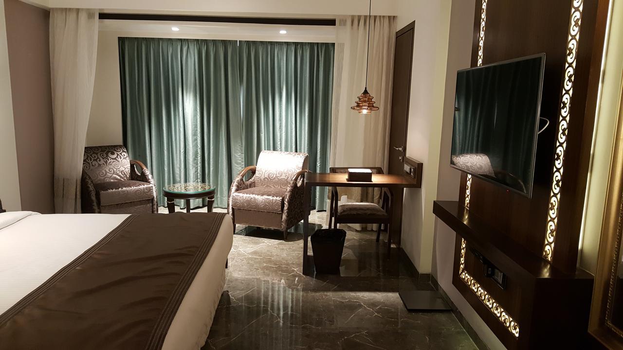 Hotel Peninsula Redpine Мумбай Екстериор снимка
