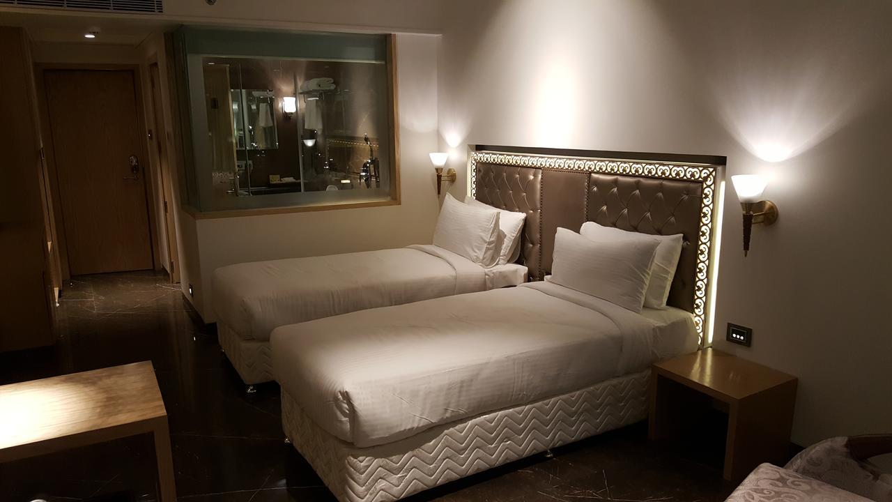 Hotel Peninsula Redpine Мумбай Екстериор снимка