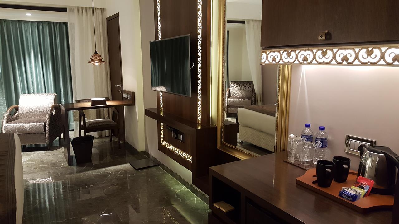 Hotel Peninsula Redpine Мумбай Екстериор снимка