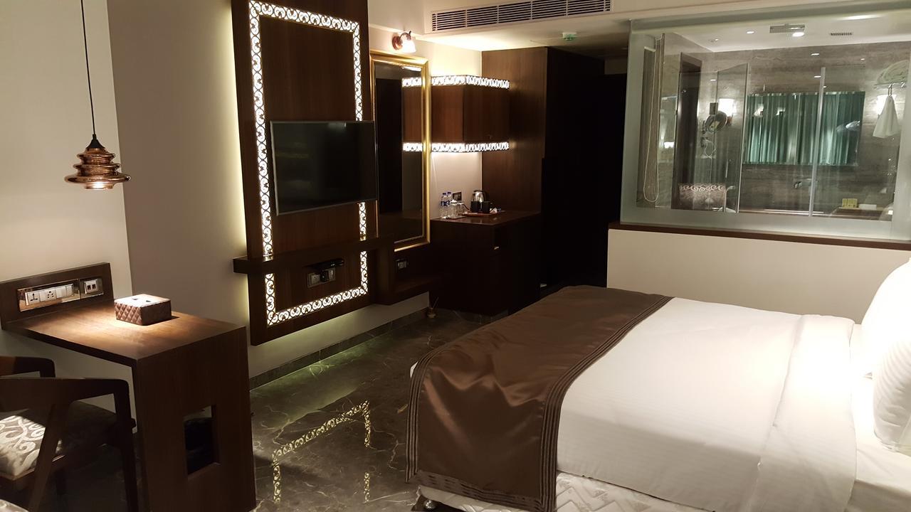 Hotel Peninsula Redpine Мумбай Екстериор снимка