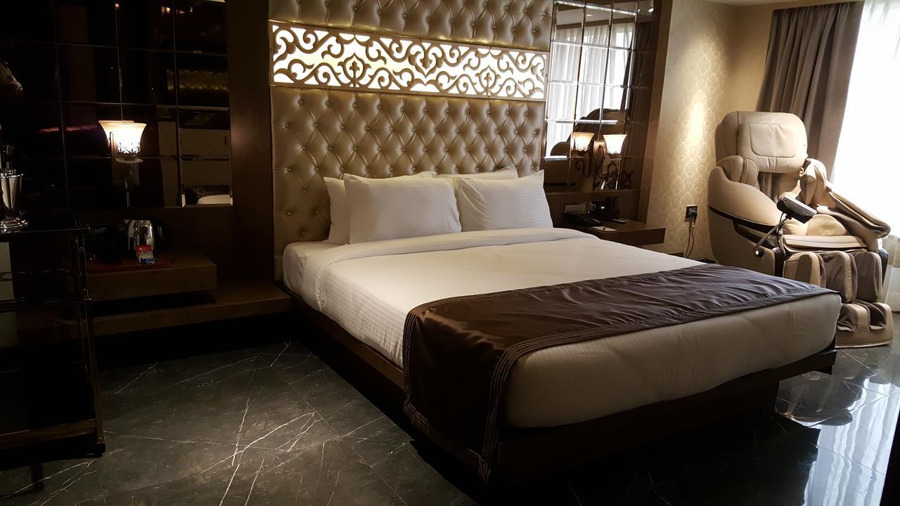Hotel Peninsula Redpine Мумбай Екстериор снимка