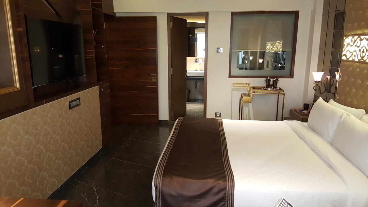 Hotel Peninsula Redpine Мумбай Екстериор снимка