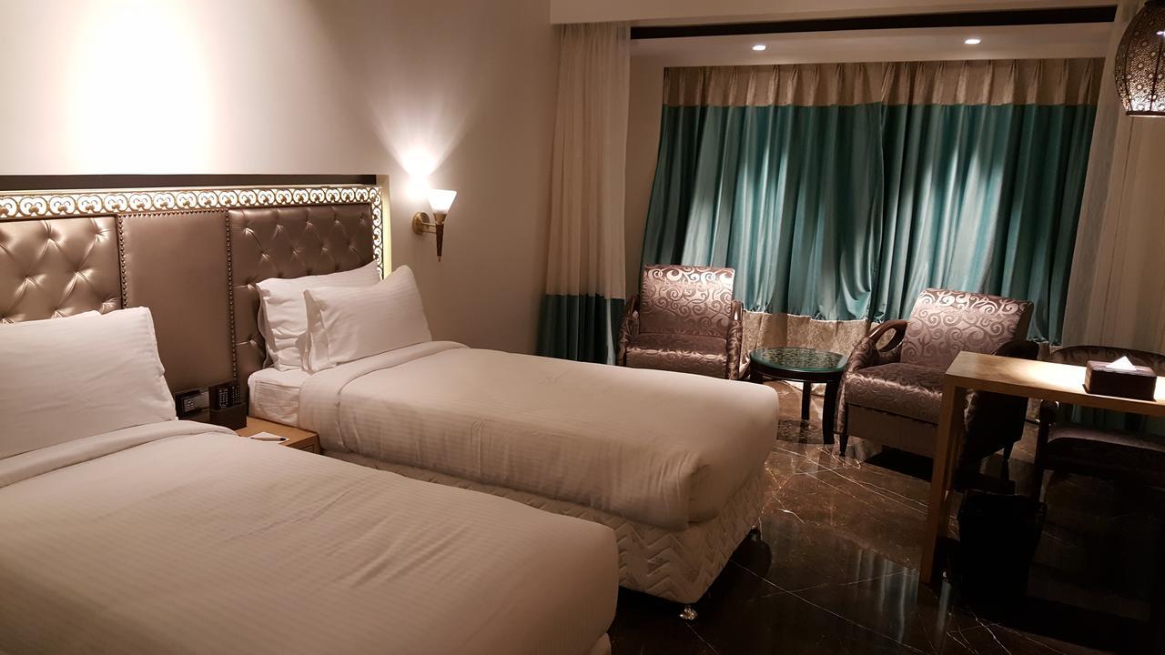 Hotel Peninsula Redpine Мумбай Екстериор снимка
